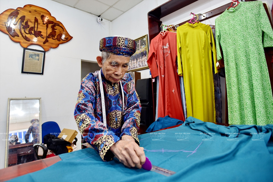 阮文双——顺化传统奥黛缝纫资深艺人。图自越南画报