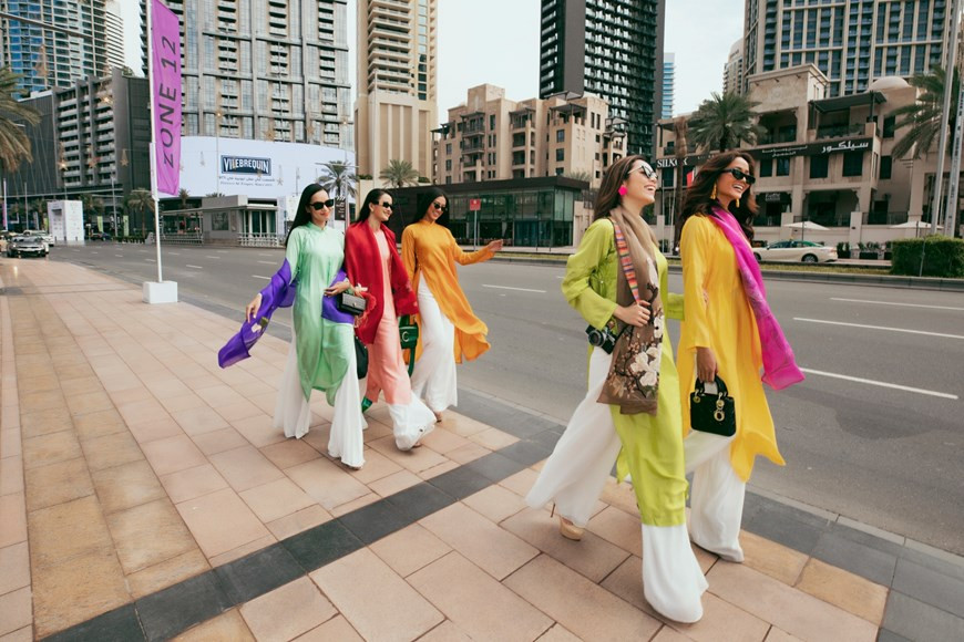 在第一部照片集锦中，佳丽们选择设计师武越河的奥戴。越南佳丽们通过革新版的奥戴风格显示出既传统又现代的精神。图自Vietnam+