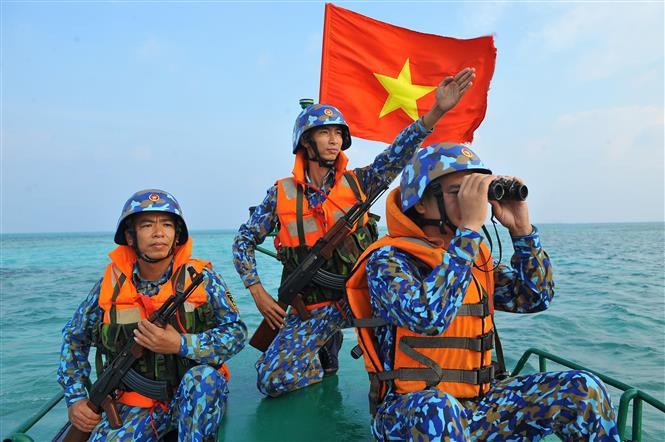 战士们在速珊B礁进行巡查。图自越通社