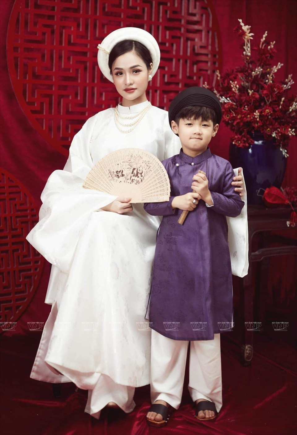 宽袖日平衣以及五襟长衣。图自越南画报