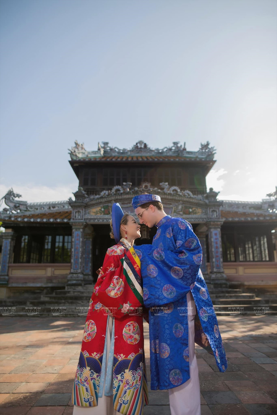 外国游客试穿顺化宫廷日平衣。图自越南画报