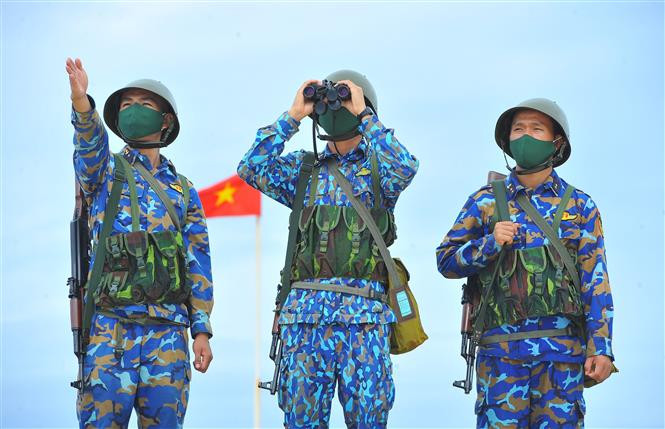 战士们在安邦岛进行巡查。图自越通社