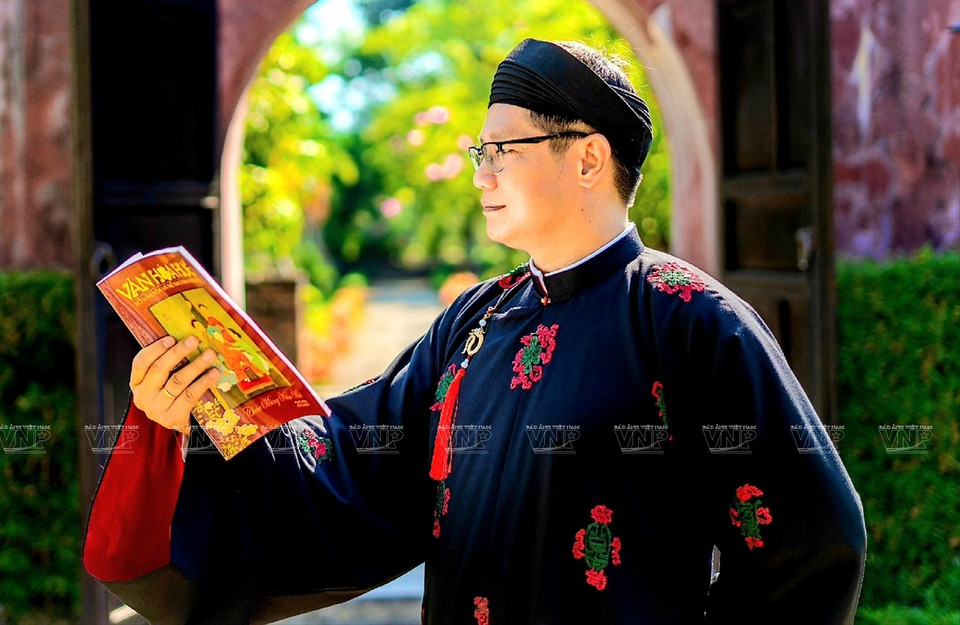 承天顺化省文化体育旅游厅厅长潘清海穿着日平衣。图自越南画报