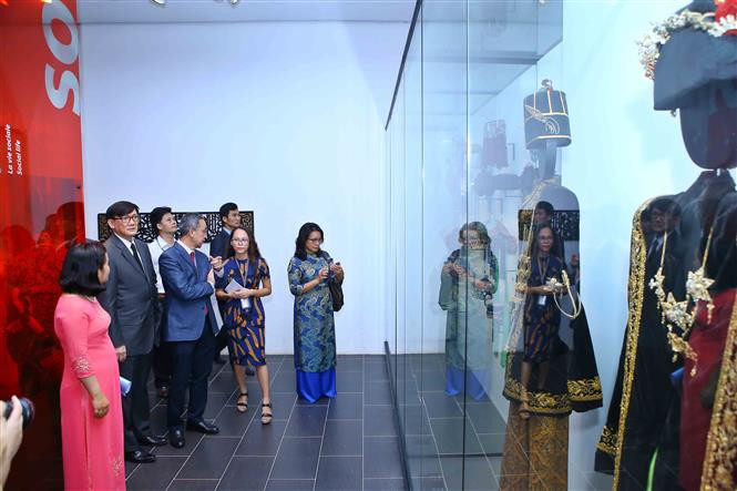  各位代表参观东盟各国展区。（图片来源：越通社）