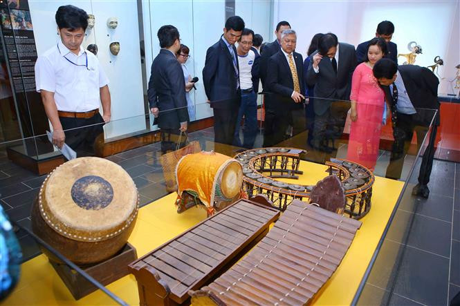  各位代表参观东盟各国展区。（图片来源：越通社）