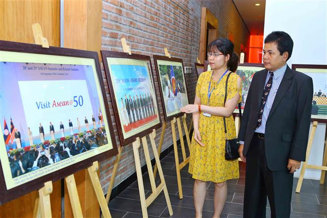  各位代表参观东盟各国展区。（图片来源：越通社） 