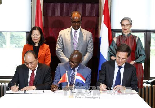越南政府总理阮春福与荷兰首相马克•吕特和世界银行小组代表签署越南政府与荷兰政府关于越南食品安全管理合作备忘录。（图片来源：越通社）