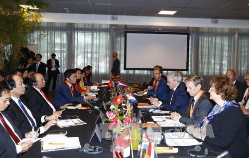 阮春福总理同荷兰大型企业举行圆桌对话会。（图片来源：越通社）