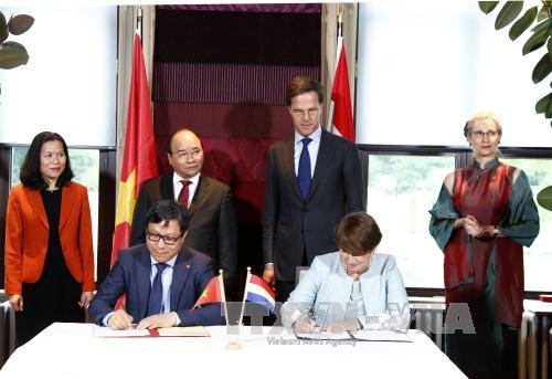 越南政府总理阮春福与荷兰首相马克•吕特见证越南计划与投资部代表与荷兰企业局关于基础设施发展投资项目合作备忘录签署仪式。（图片来源：越通社）