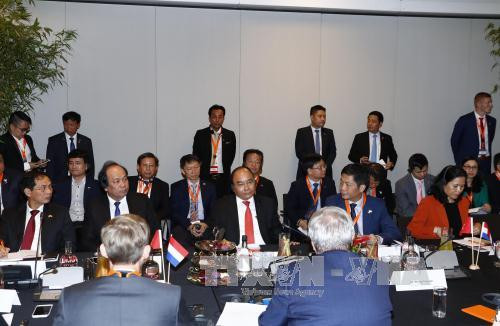 阮春福总理同荷兰大型企业举行圆桌对话会。（图片来源：越通社）