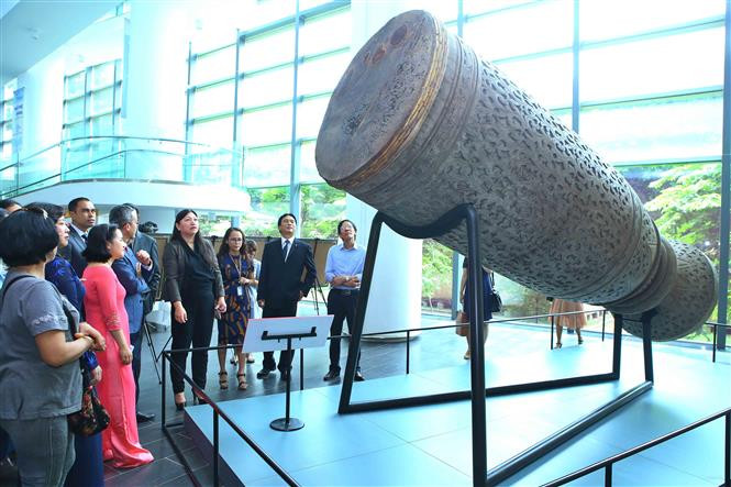  各位代表参观东盟各国展区。（图片来源：越通社）​ 