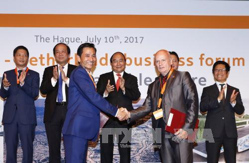 阮春福总理见证两国合作文本互换仪式。（图片来源：越通社）