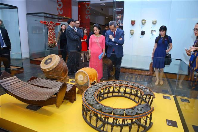  各位代表参观东盟各国展区。（图片来源：越通社）