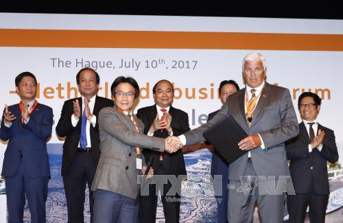 阮春福总理见证两国合作文本互换仪式。（图片来源：越通社）