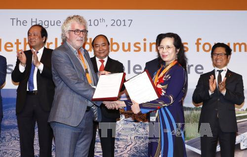 阮春福总理见证两国合作文本互换仪式。（图片来源：越通社）