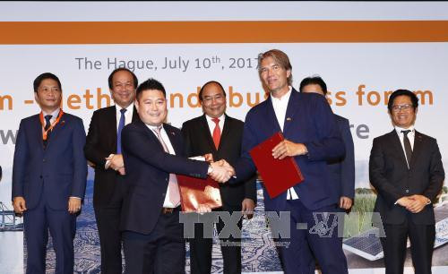 阮春福总理见证两国合作文本互换仪式。（图片来源：越通社）