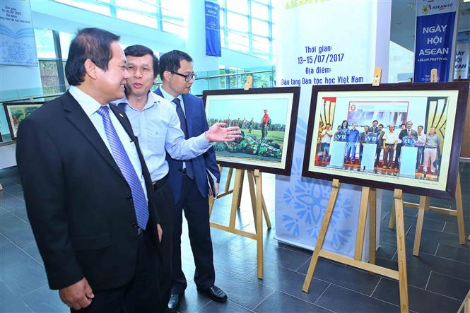  各位代表参观东盟各国展区。（图片来源：越通社） 