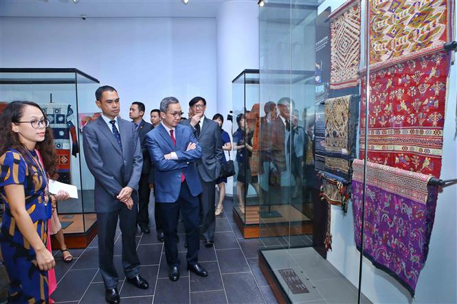  各位代表参观东盟各国展区。（图片来源：越通社）