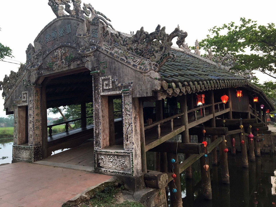 承天顺化省240多年历史的青全廊桥。越通社记者 日英 摄