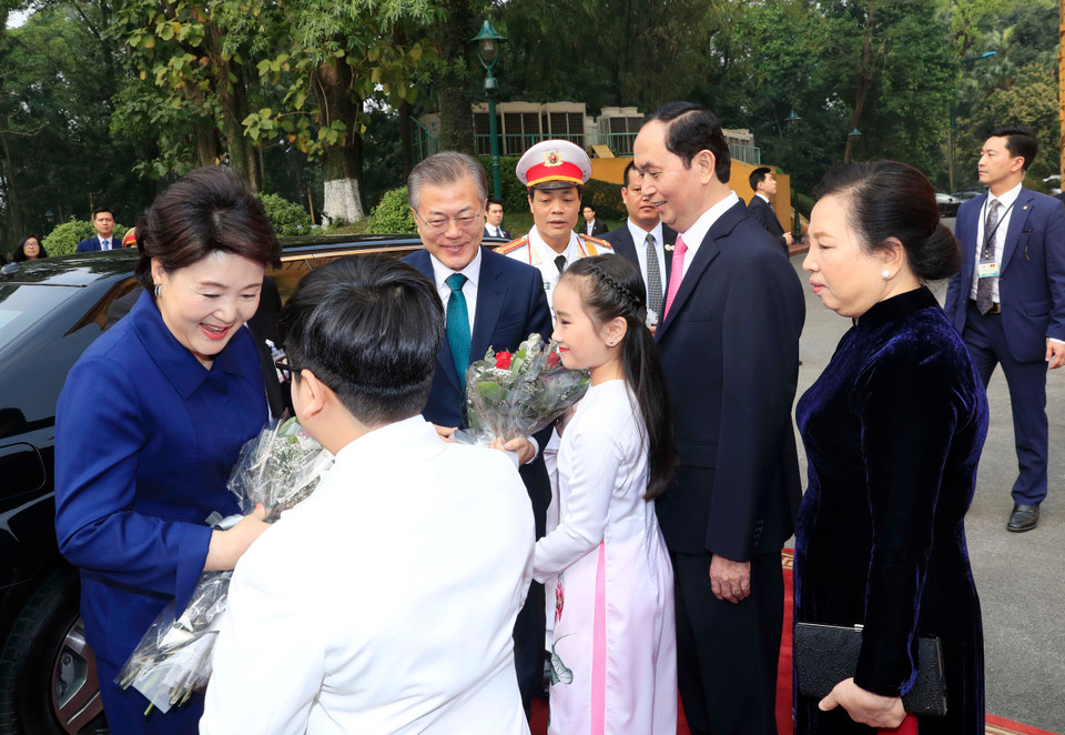 越南国家主席陈大光与夫人迎接大韩民国总统文在寅和夫人。越通社记者 颜创 摄