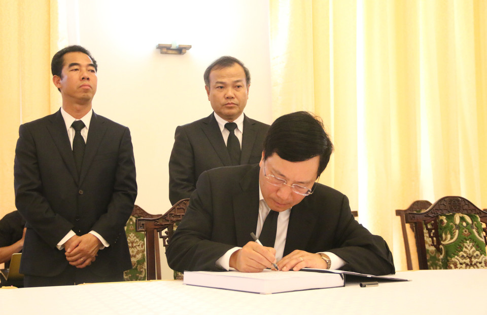 政府副总理范平明在吊唁簿上留言。（图片来源：越通社）