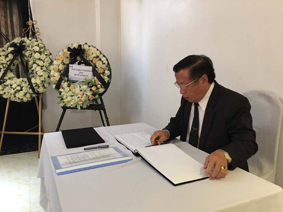 老挝驻缅甸大使Lyying Xayangang在吊唁簿上留言。（图片来源：越通社）