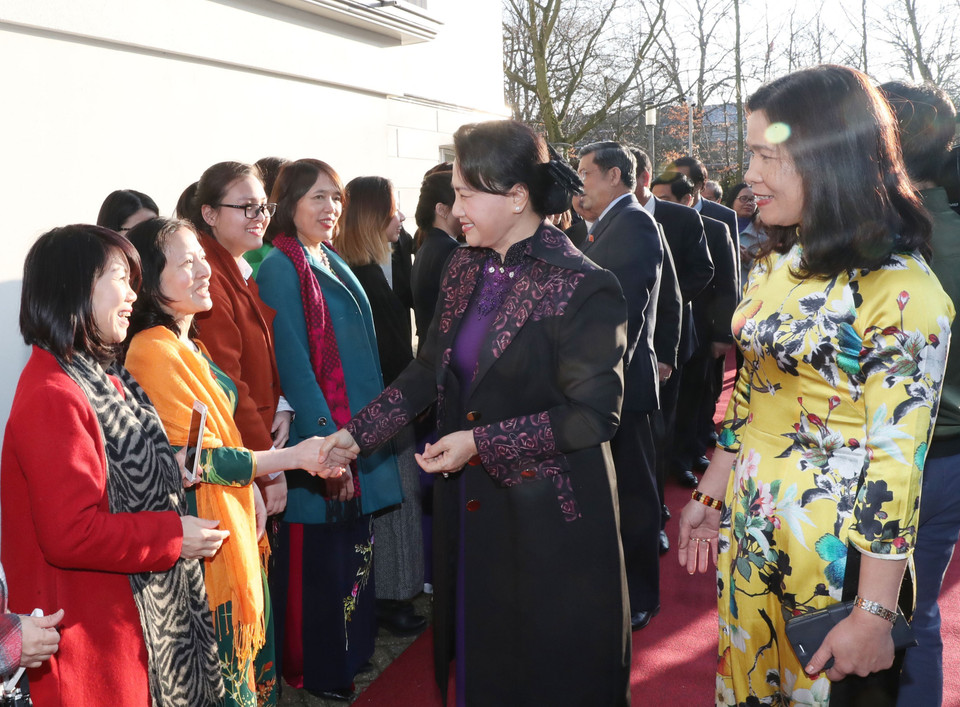 阮氏金银走访慰问越南驻荷兰大使馆干部人员和旅居荷兰越南人代表。（图片来源：越通社）