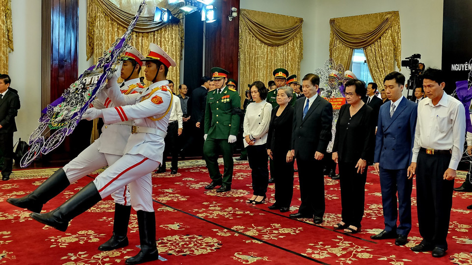 越南前国家主席阮明哲同家庭吊唁越南原政府总理潘文凯。（图片来源：越通社）