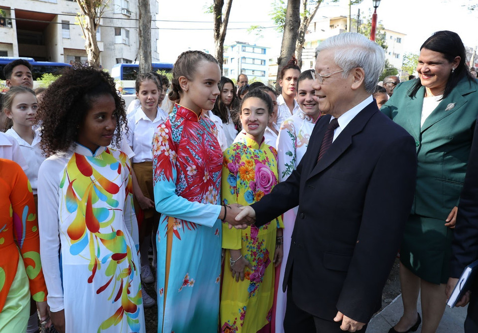 越共中央总书记阮富仲与古巴人民和学生握手。越通社记者 智勇 摄