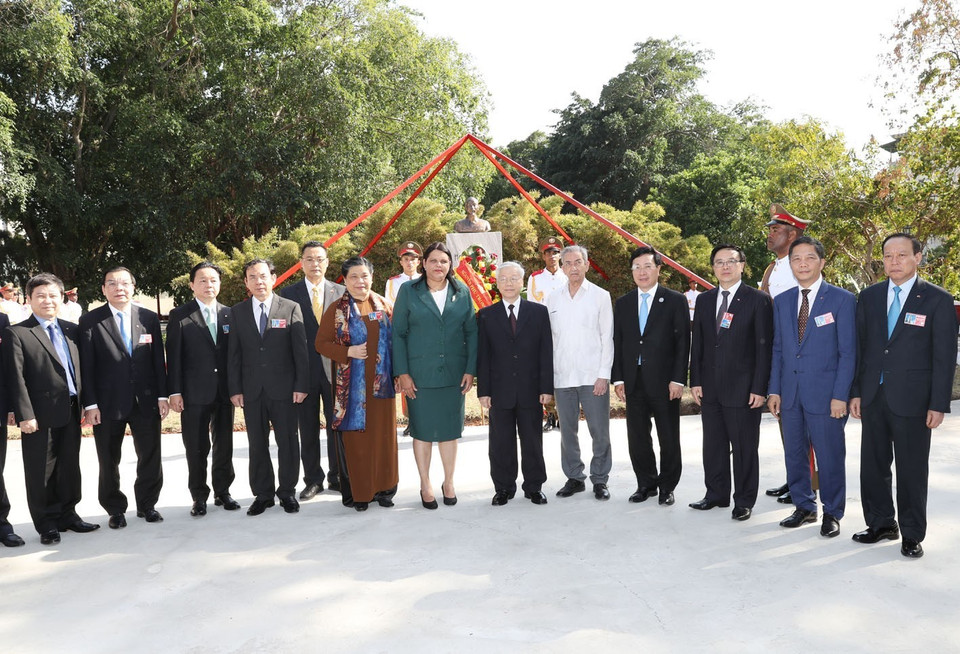 越共中央总书记阮富仲与各代表在胡志明主席塑像合影。越通社记者 智勇 摄