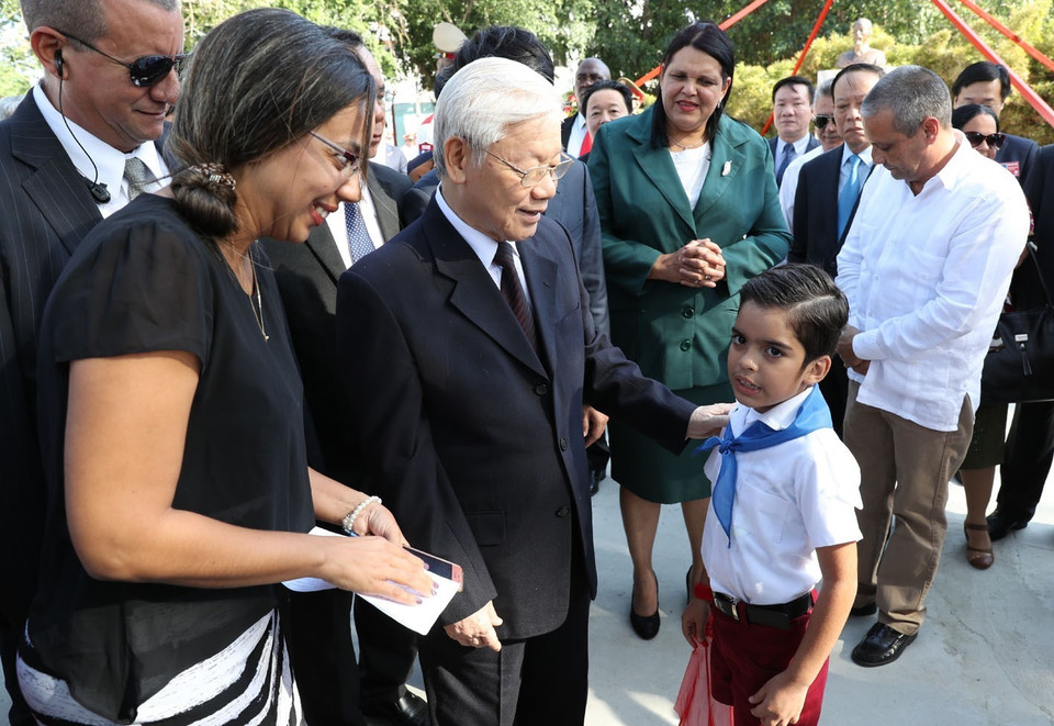 越共中央总书记阮富仲与古巴学生。越通社记者 智勇 摄
