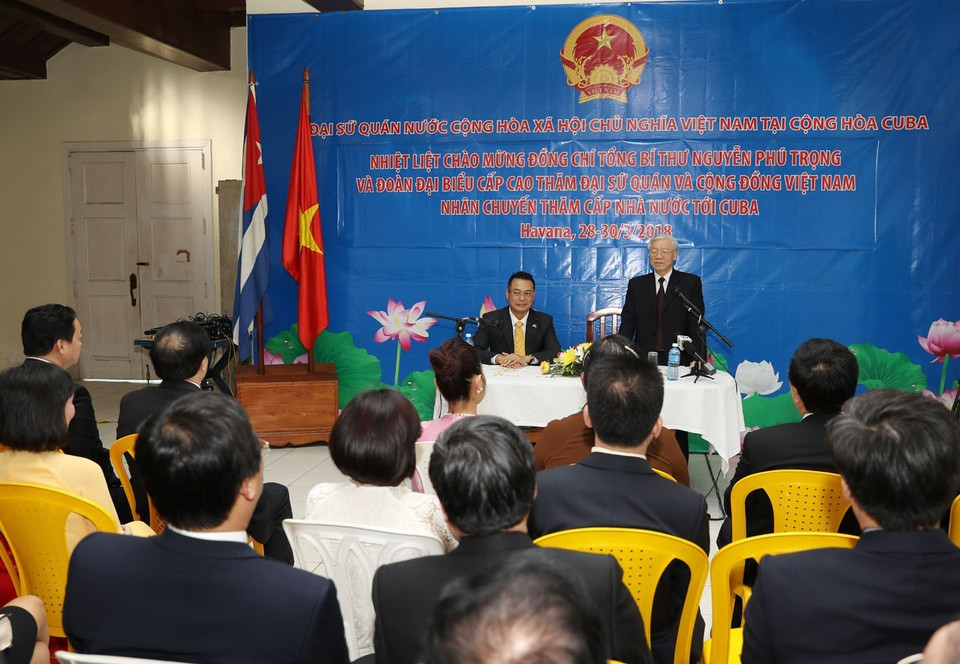 越共中央总书记阮富仲与越南驻古巴大使馆工作人员会面交谈。越通社记者 智勇 摄