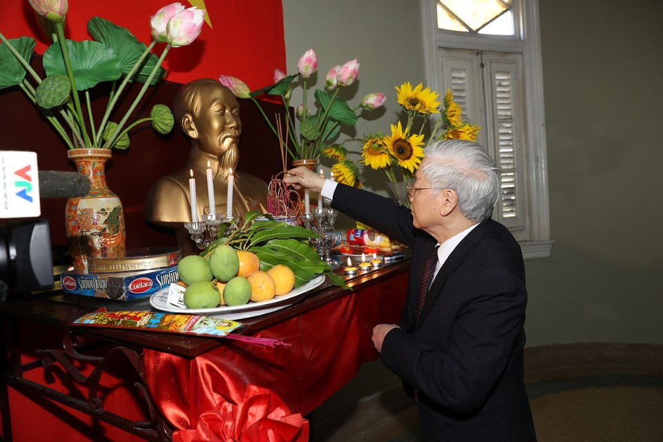 越共中央总书记阮富仲在越南驻古巴大使馆为胡志明主席敬香。越通社记者 智勇 摄