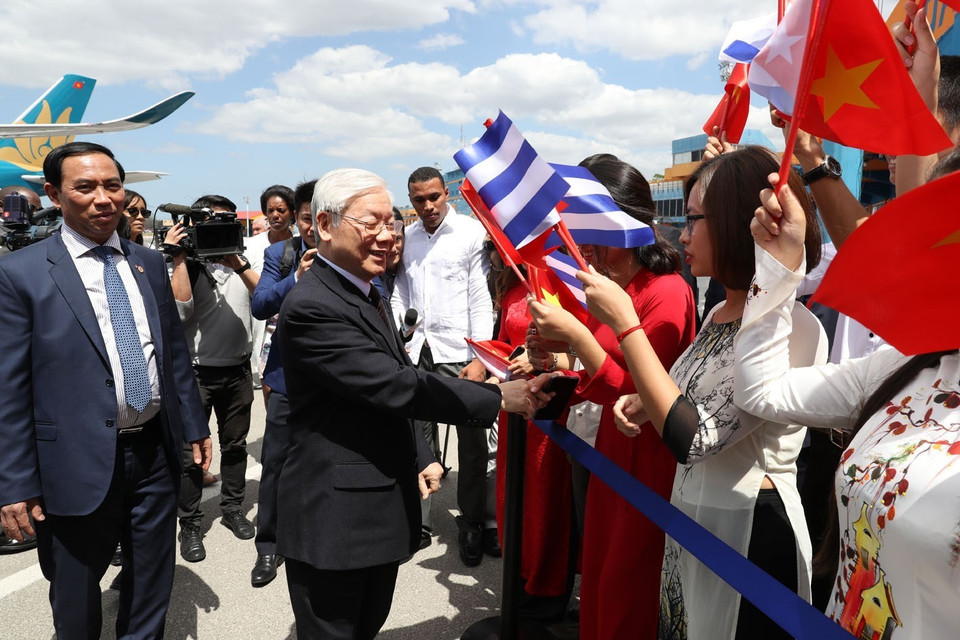 许多旅古越侨胞和大使馆工作人员来到机场迎接阮富仲。越通社记者 智勇 摄