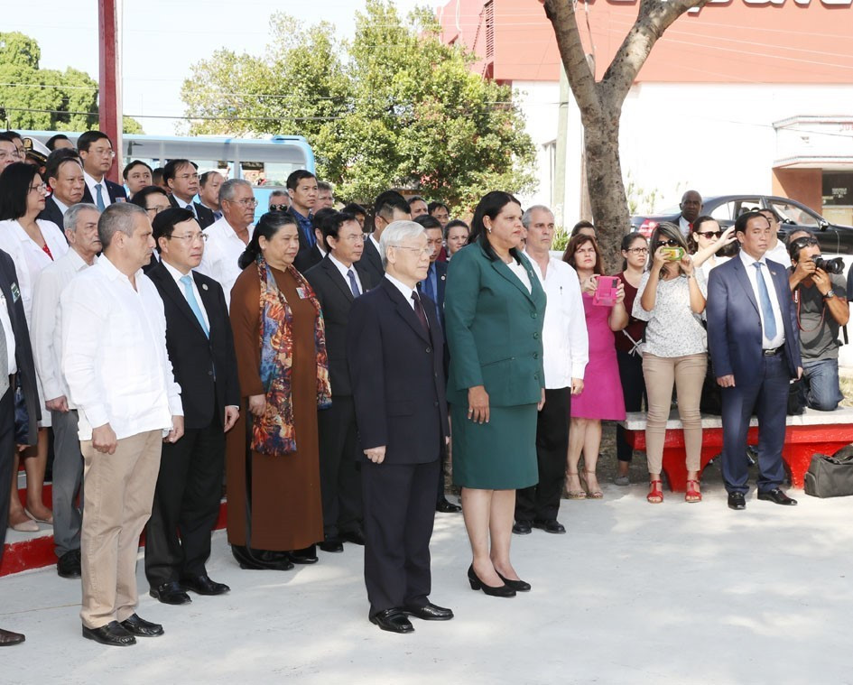 越共中央总书记阮富仲前往设在古巴和平公园的胡志明主席塑像献花圈。越通社记者 智勇 摄