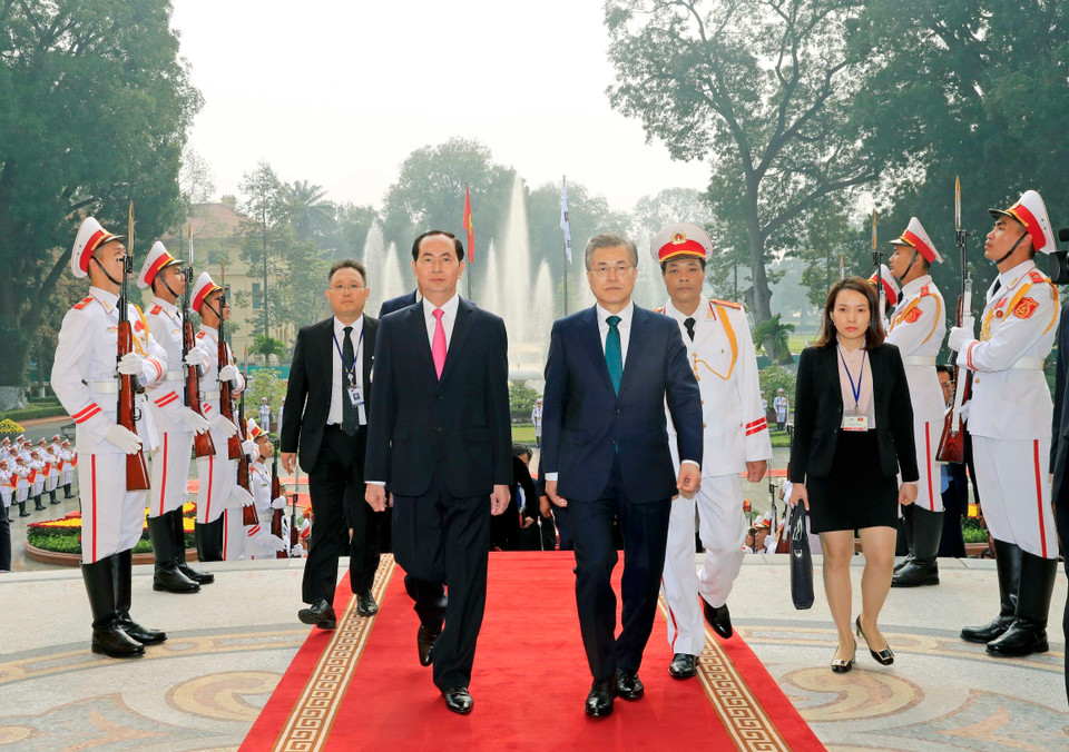 越南国家主席陈大光迎接大韩民国总统文在寅。越通社记者 颜创 摄