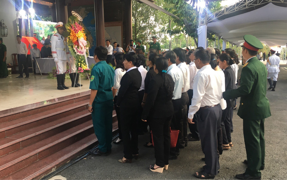 惊悉潘文凯逝世后，许多古芝县和附近地区居民以及各团体组织代表已来到其私宅吊唁。（图片来源：越通社）