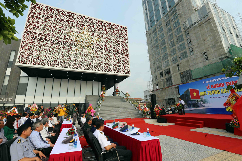 与会代表出席岘港市黄沙陈列馆落成仪式。 越通社记者 陈黎林 摄