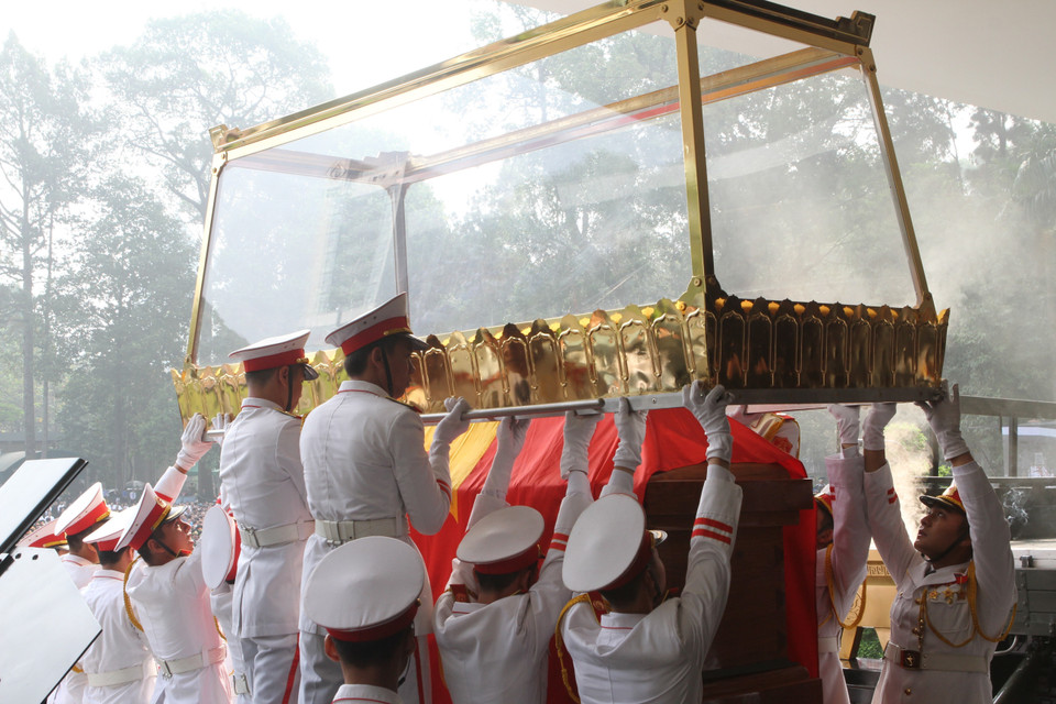 把潘文凯同志灵柩送上灵车。（图片来源：越通社）