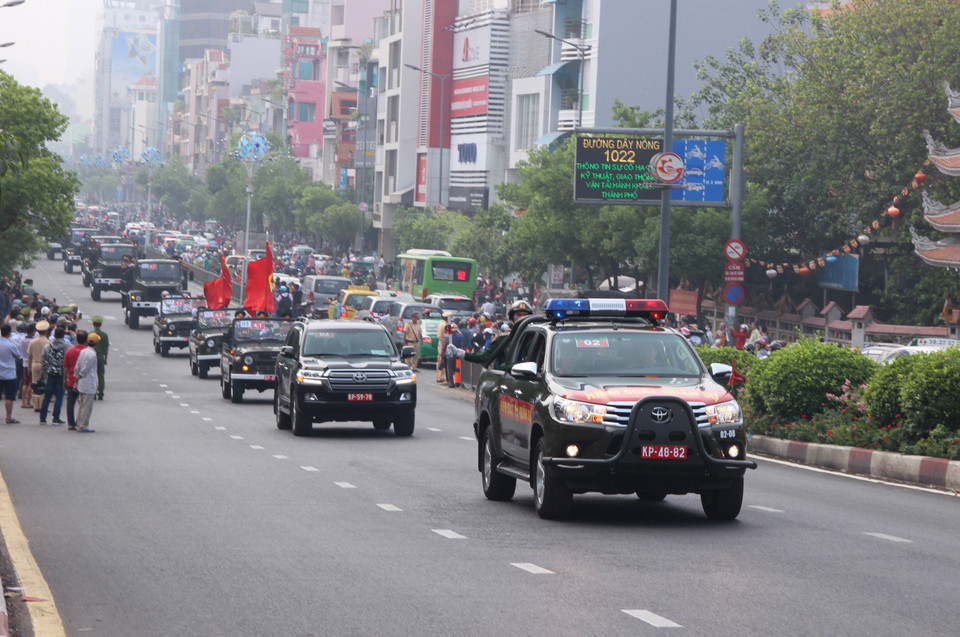 灵车离开统一大会堂，将潘文凯同志灵柩运往其家乡安葬。（图片来源：越通社）
