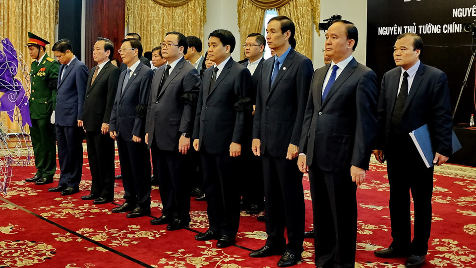 由河内市委书记黄忠海率领的河内市代表团吊唁越南前政府总理潘文凯。（图片来源：越通社）