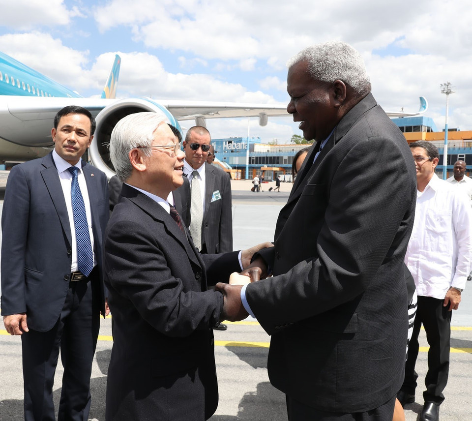 古巴共产党中央政治局委员、全国人民政权代表大会主席埃斯特万•拉索•埃尔南德斯到何塞·马蒂国际机场迎接越共中央总书记阮富仲。越通社记者 智勇 摄