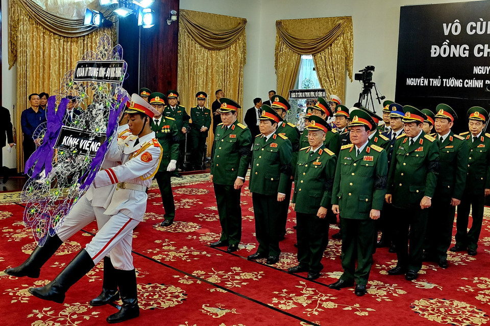 中央军委代表团吊唁越南原政府总理潘文凯。（图片来源：越通社）