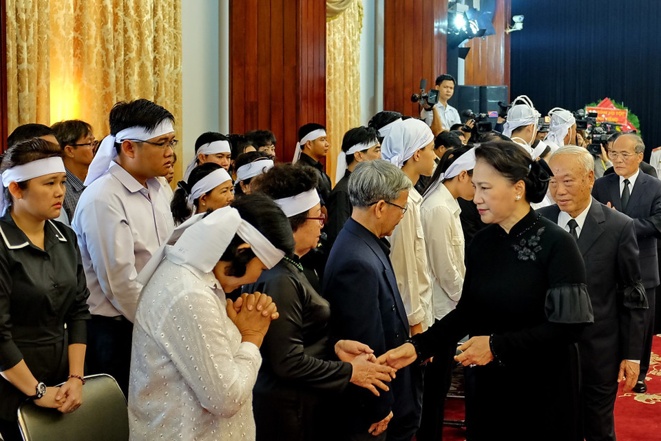 越南国会主席阮氏金银对原政府总理潘文凯亲人表示慰问。（图片来源：越通社）