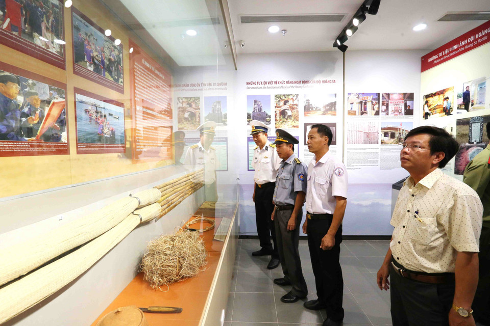 游客参观黄沙陈列馆。 越通社记者 陈黎林 摄