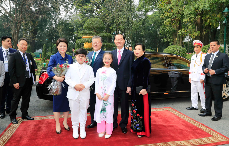 越南国家主席陈大光与夫人迎接大韩民国总统文在寅和夫人。越通社记者 颜创 摄