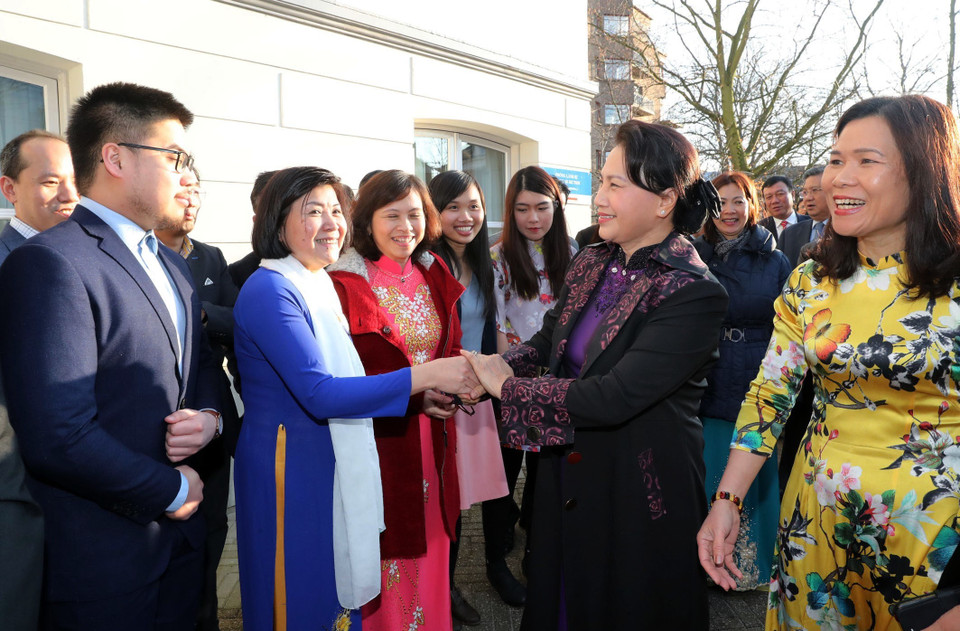 阮氏金银走访慰问越南驻荷兰大使馆干部人员和旅居荷兰越南人代表。（图片来源：越通社）