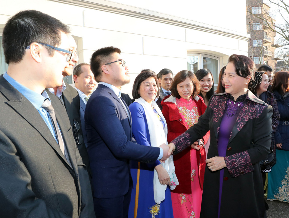 阮氏金银走访慰问越南驻荷兰大使馆干部人员和旅居荷兰越南人代表。（图片来源：越通社）