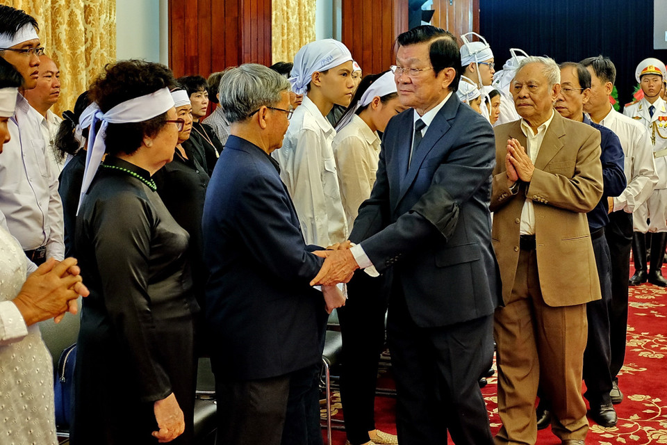 越南原国家主席张晋创慰问原政府总理潘文凯亲人。（图片来源：越通社）