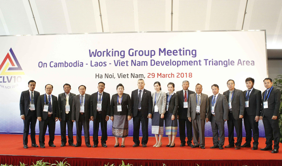 老挝代表团合影。（图片来源：越通社）